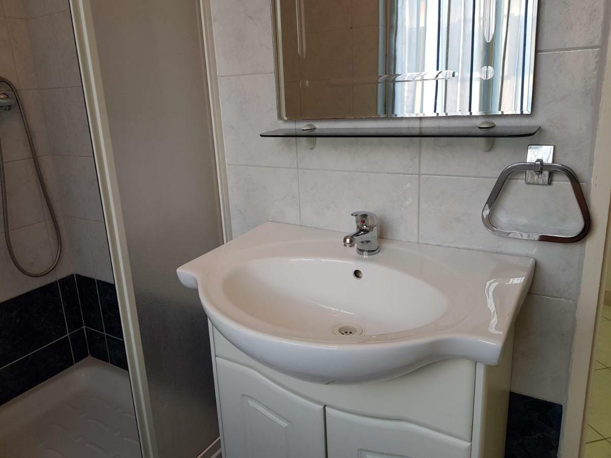 Mare Azzurro Apartments Pula Ngoại thất bức ảnh